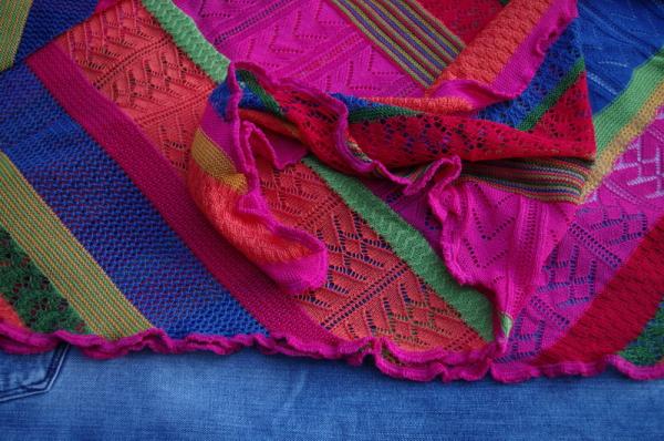 Invero Dreiecktuch Kyra karneval, Farben , Struktur, Muster mit Jeans